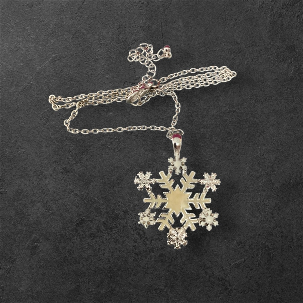 Snowflake Necklace Silvertone Winter or Christmas Gift